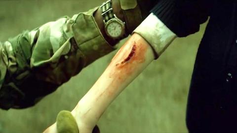 监狱爆发丧尸病毒,犯人逃了出去,被咬一口就会发生变异,灾难片