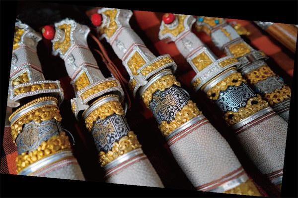 图为青海省玉树藏族自治州安冲乡打造的男式藏刀的局部特写.