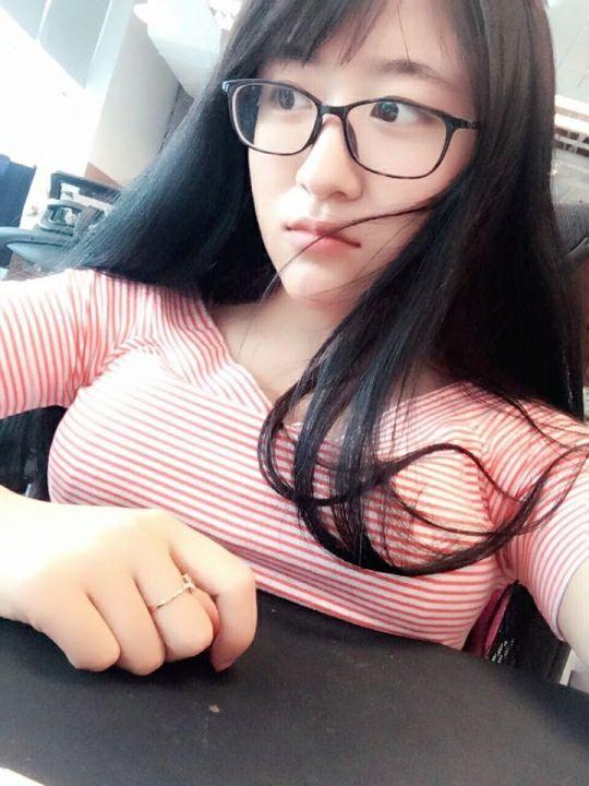 胸大的姑娘真的可以把胸放在桌子上面,然后办公做事情吗? - 知乎