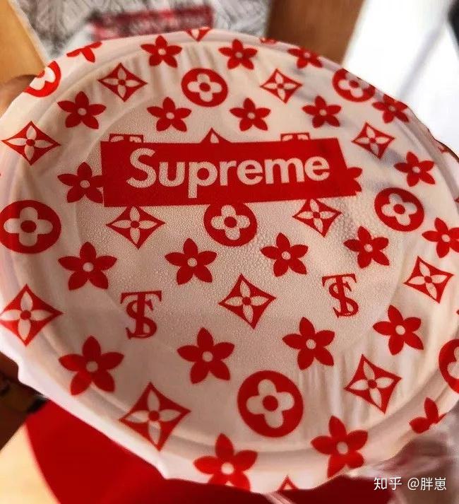 supreme跨界奶茶全球首店真伪不明饮料不行