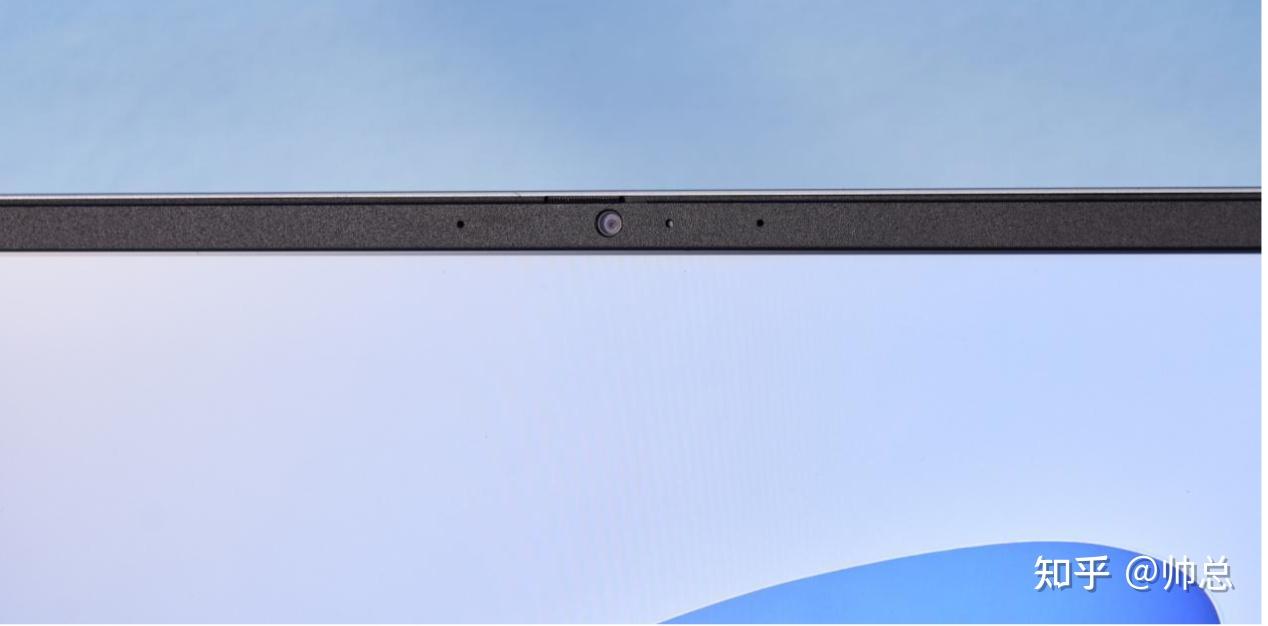 戴尔灵越 14plus 采用全新的 echo design 设计语言,整机看起来比较