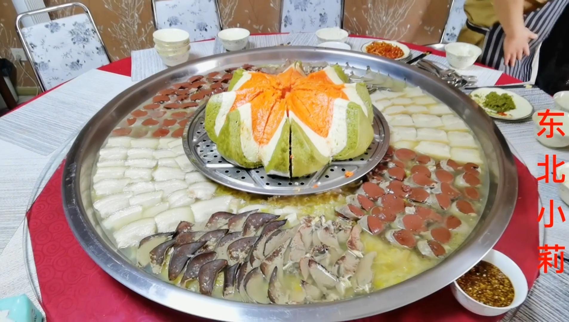 买两根血肠做东北特色杀猪菜再铺一层大片五花肉吃着真过瘾