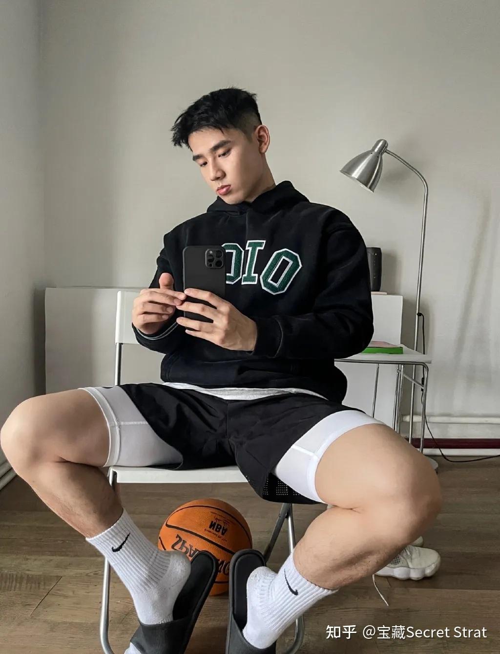 蓝男色奶凶体育生自拍照被疯传来品一品这个健气小奶狗的大长腿