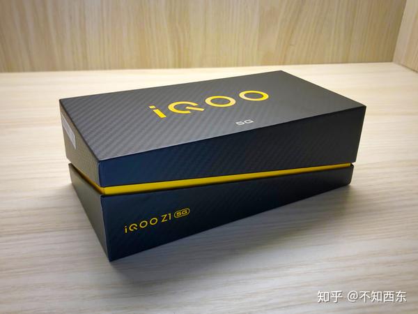 包装盒内部是手机,充电器,充电线,清水套的传统四件套