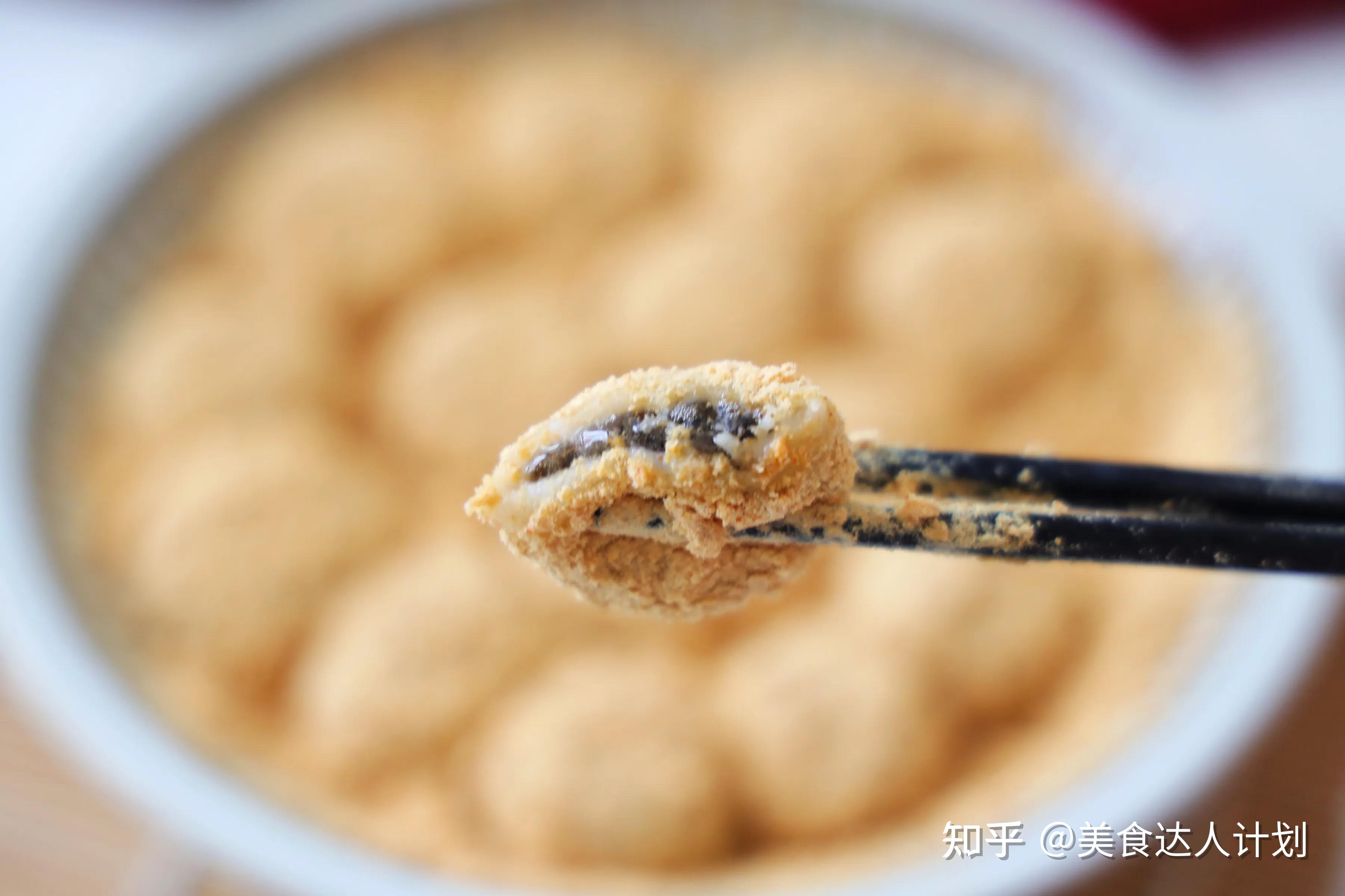 6,再把汤圆捞在豆粉碗里,均匀裹上一层黄豆粉,像这样就可以吃了.