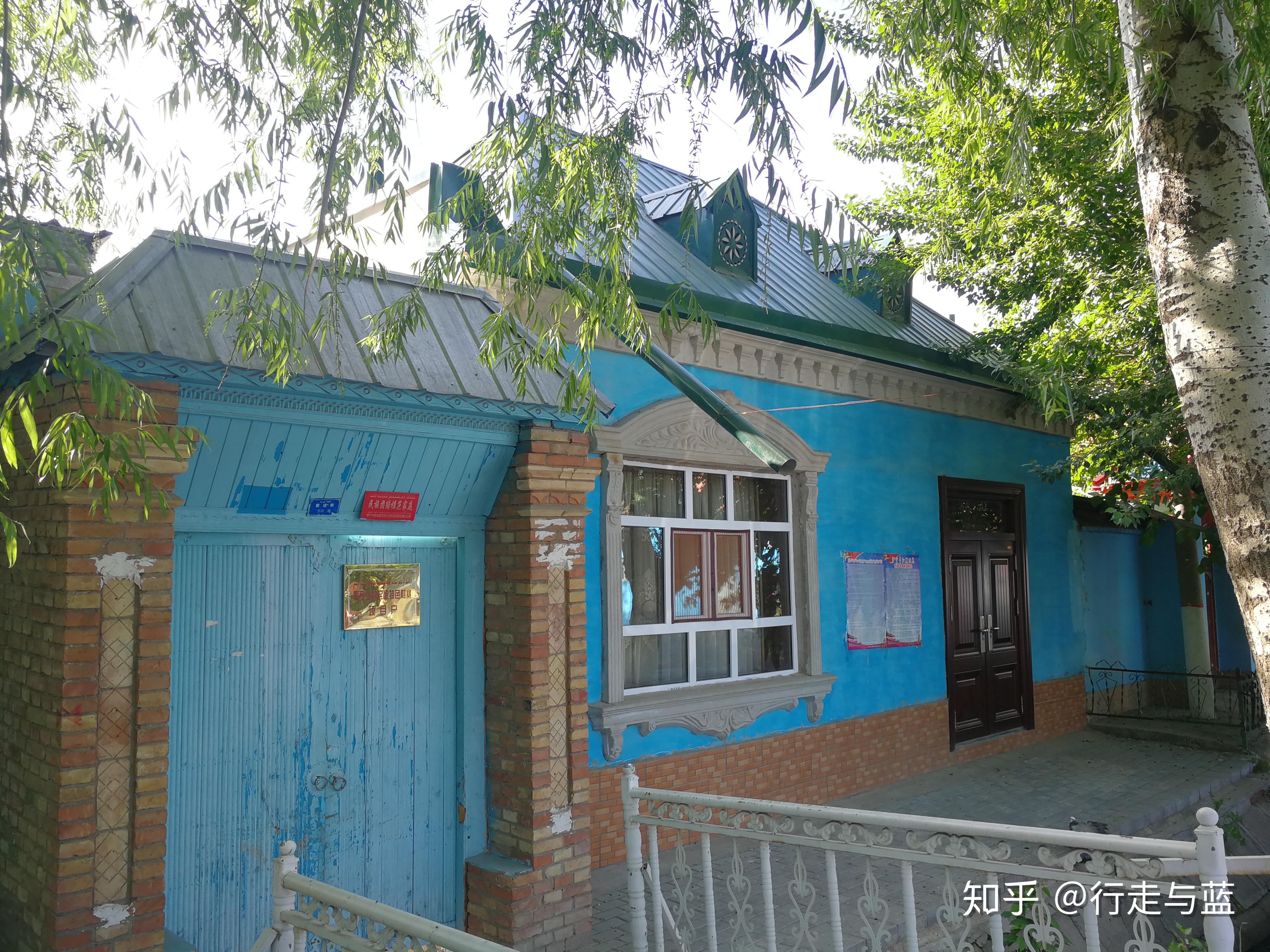 伊犁少数民族特色村上的小朋友