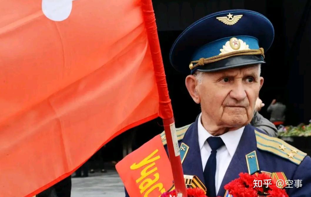 拉脱维亚警察强行架走庆祝二战胜利日的二战老兵,大家如何看待此事?