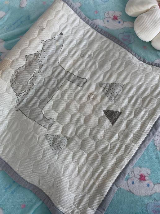 三明治复合材质,其中还含有亚麻纤维,透气吸湿,能够有效抗菌防螨虫,但