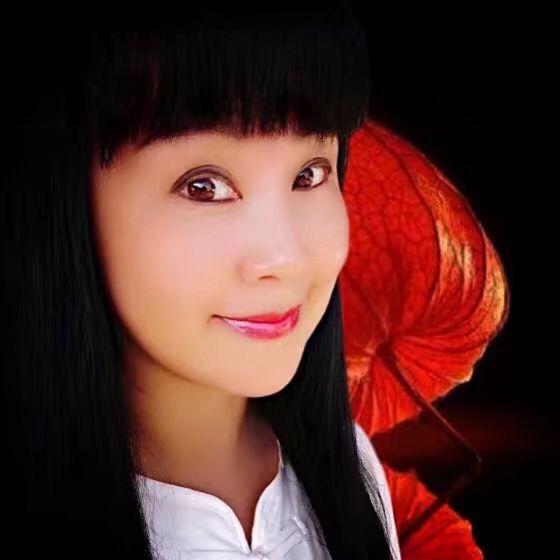 醉美,民通歌手,现侨居德国,声乐专业毕业,并留学德国攻读教育学和心理