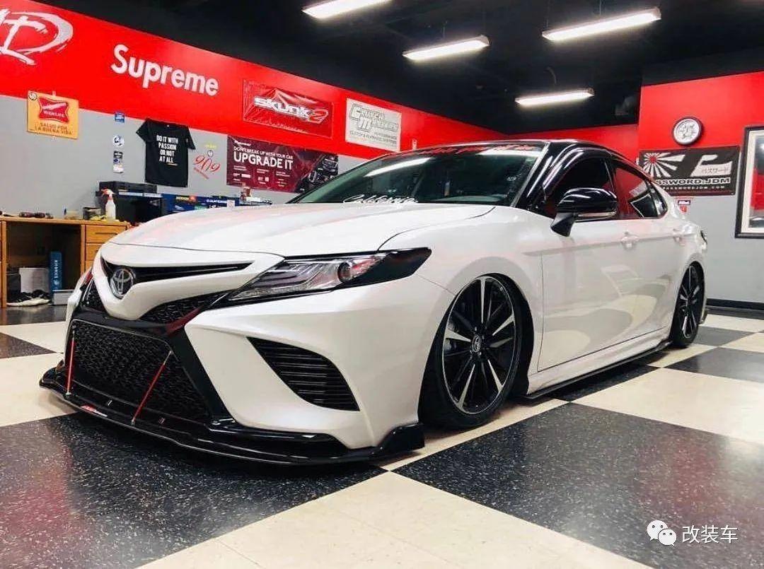 美女车主改装八代丰田凯美瑞低趴素雅姿态的完美呈现