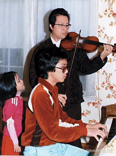 波士顿,他的母亲是著名的太极宗师麦宝婵女士,父亲甄云龙是一位音乐家