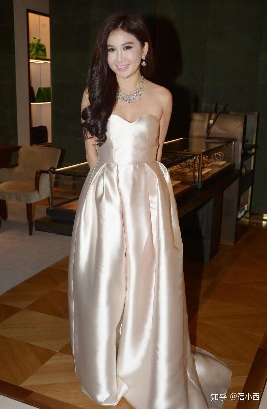 温碧霞在长城凹造型红色古风连衣裙气质惊艳54岁仍是万人迷