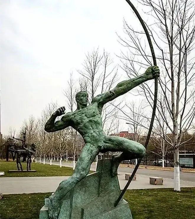 清华美院后羿雕塑像外国人引全网争议