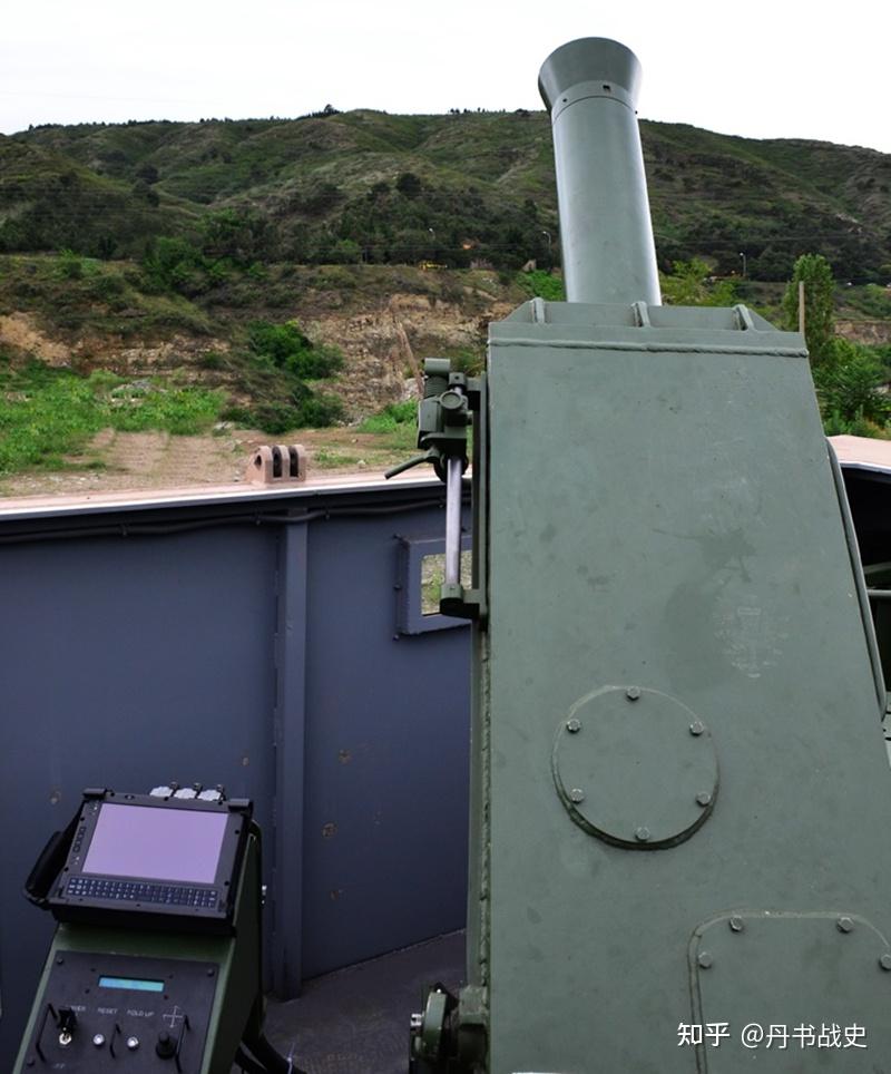 在后部的战斗舱段内安装了一门遥控射击的自动化120毫米迫击炮,它并不