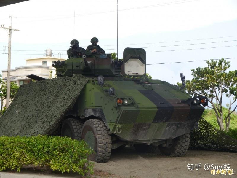 1944年6月6日,当第29步兵师的士兵从lci步兵登陆艇的跳板门跃出后