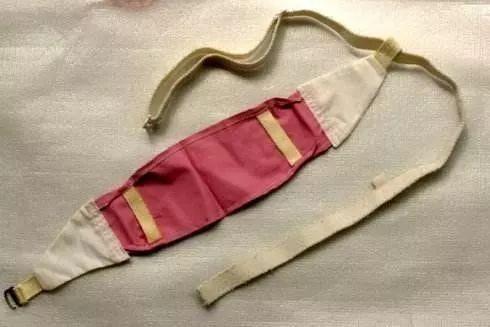 称为"月经带"一类吸水材料中间再填入草木灰,草纸,棉花两端系在腰上将