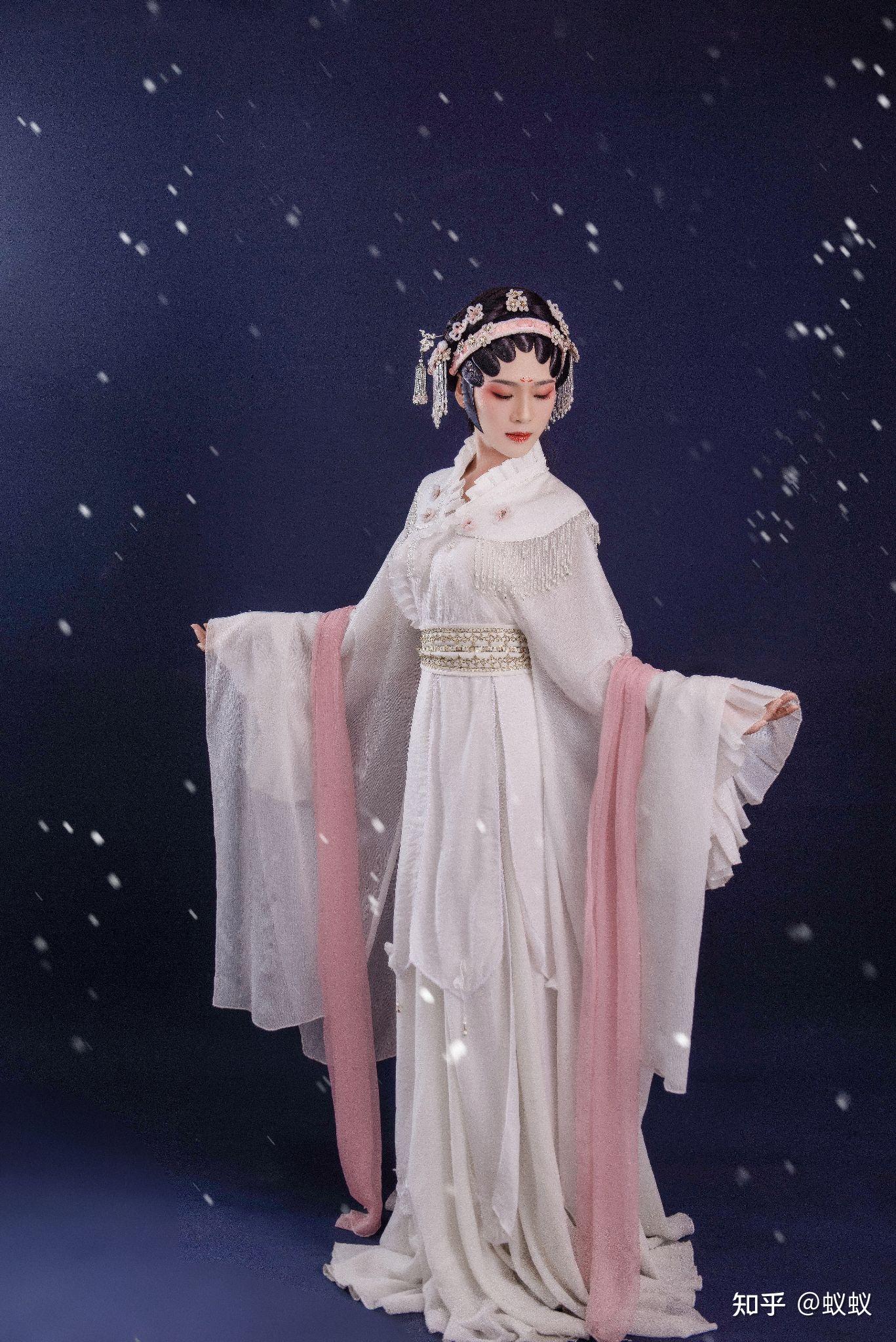 最后一组,工作人员极力推荐的戏曲,因为是盘子家特色,但是我不喜欢太