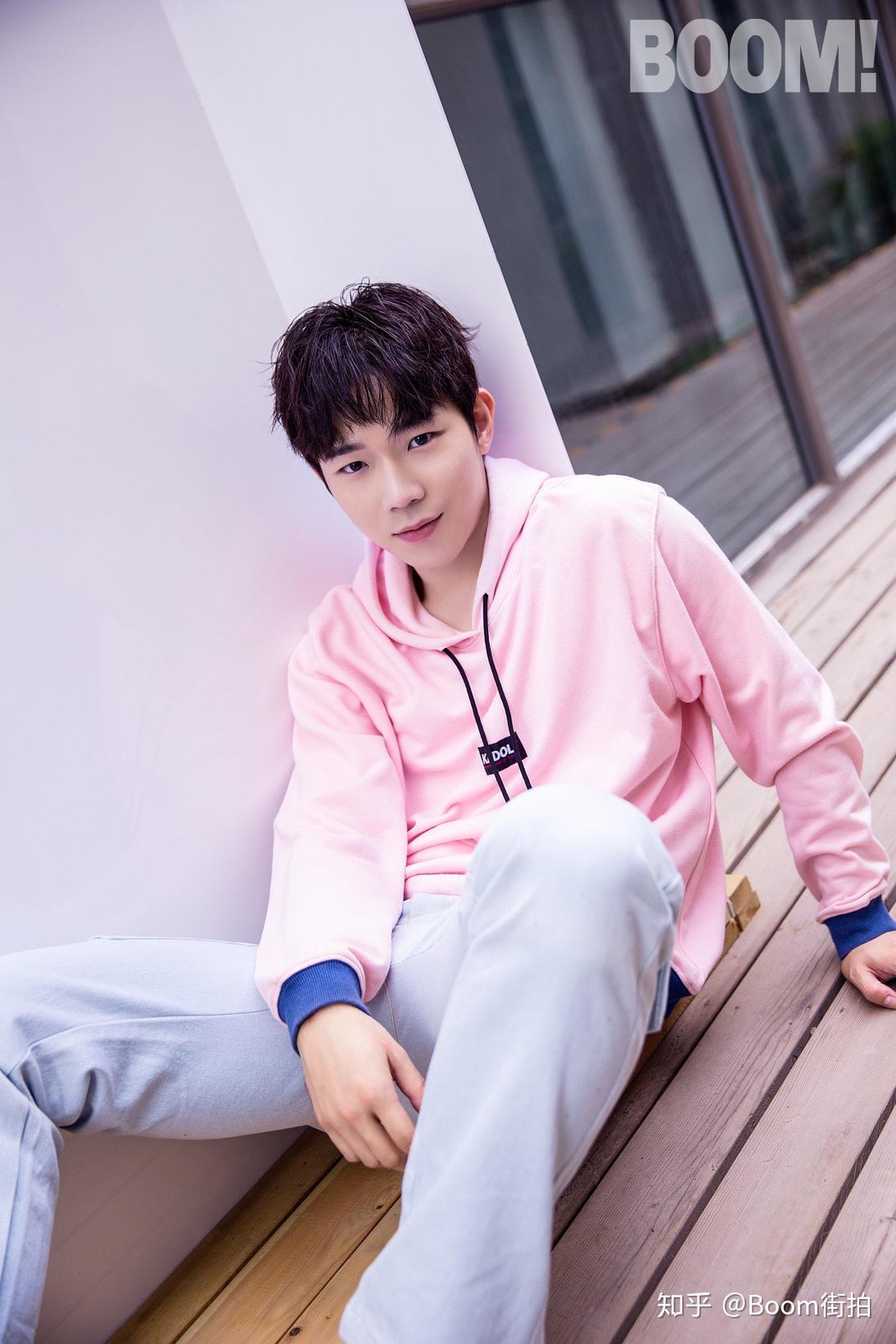 张亦驰最新街拍别样程序员现身