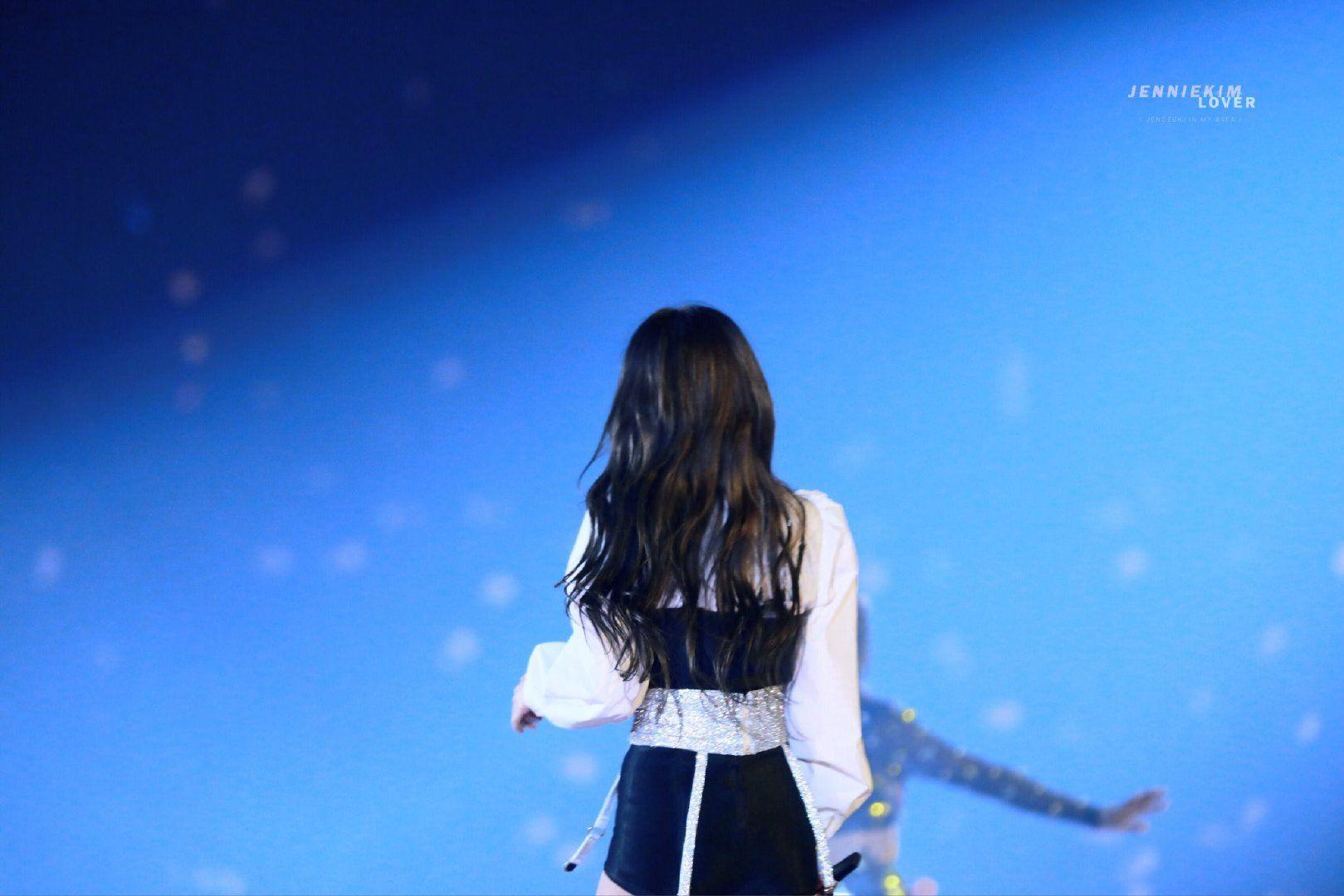 大家有可以用作电脑壁纸的jennie的美图吗