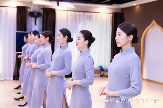 礼仪培训师和形体仪态导师有什么区别 - 知乎