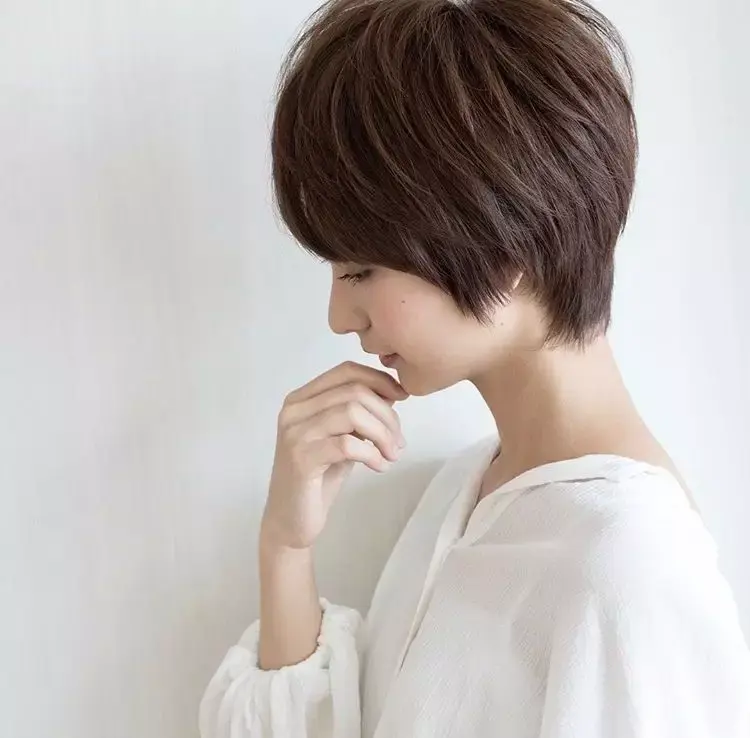 盆友们,我是一个女大学生,我想换个发型,求推荐,换哪一种呢?谢谢?