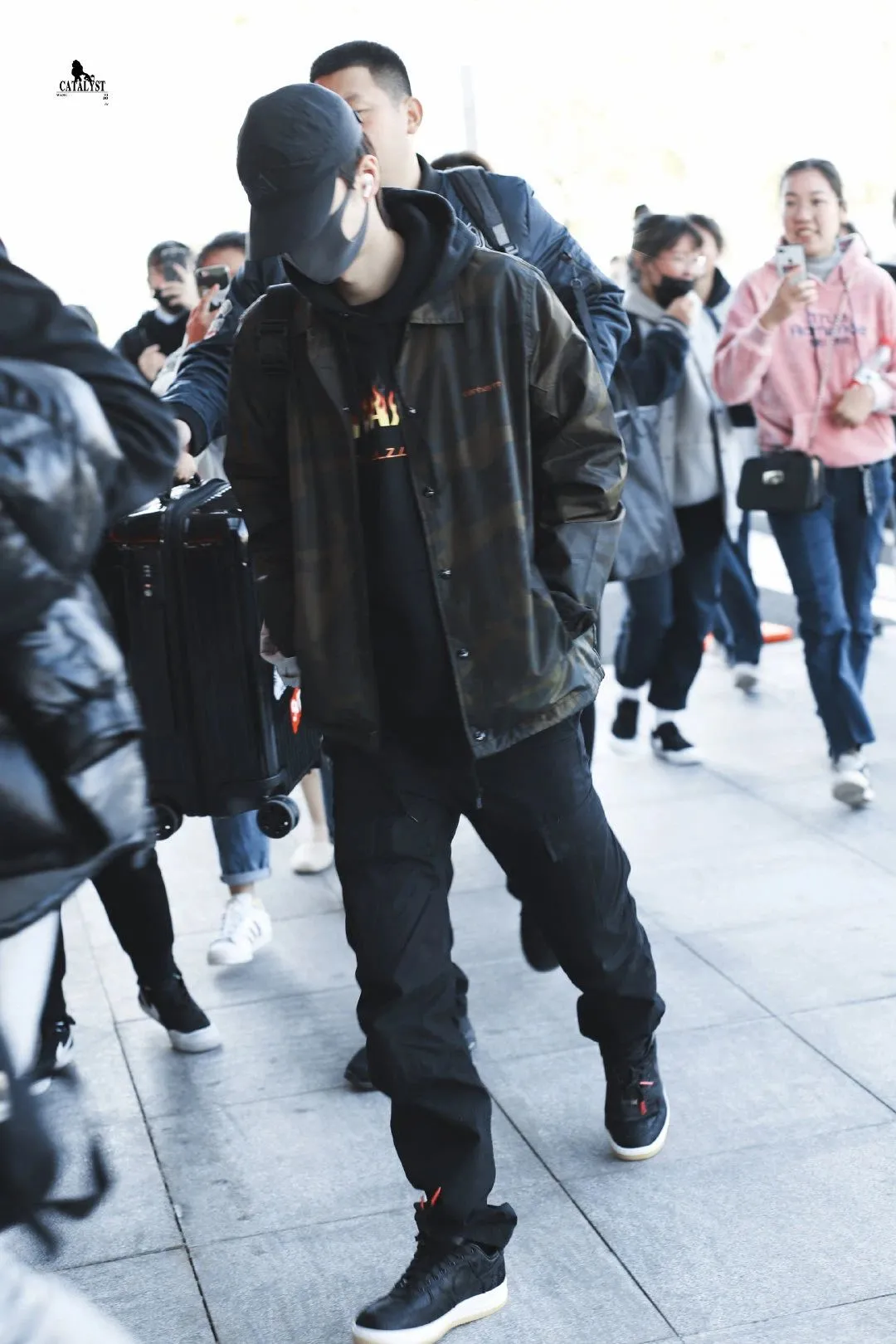 王一博上脚必涨价?万元绿熊 dunk 送队员,粉丝懵了 贩子笑了… - 知乎