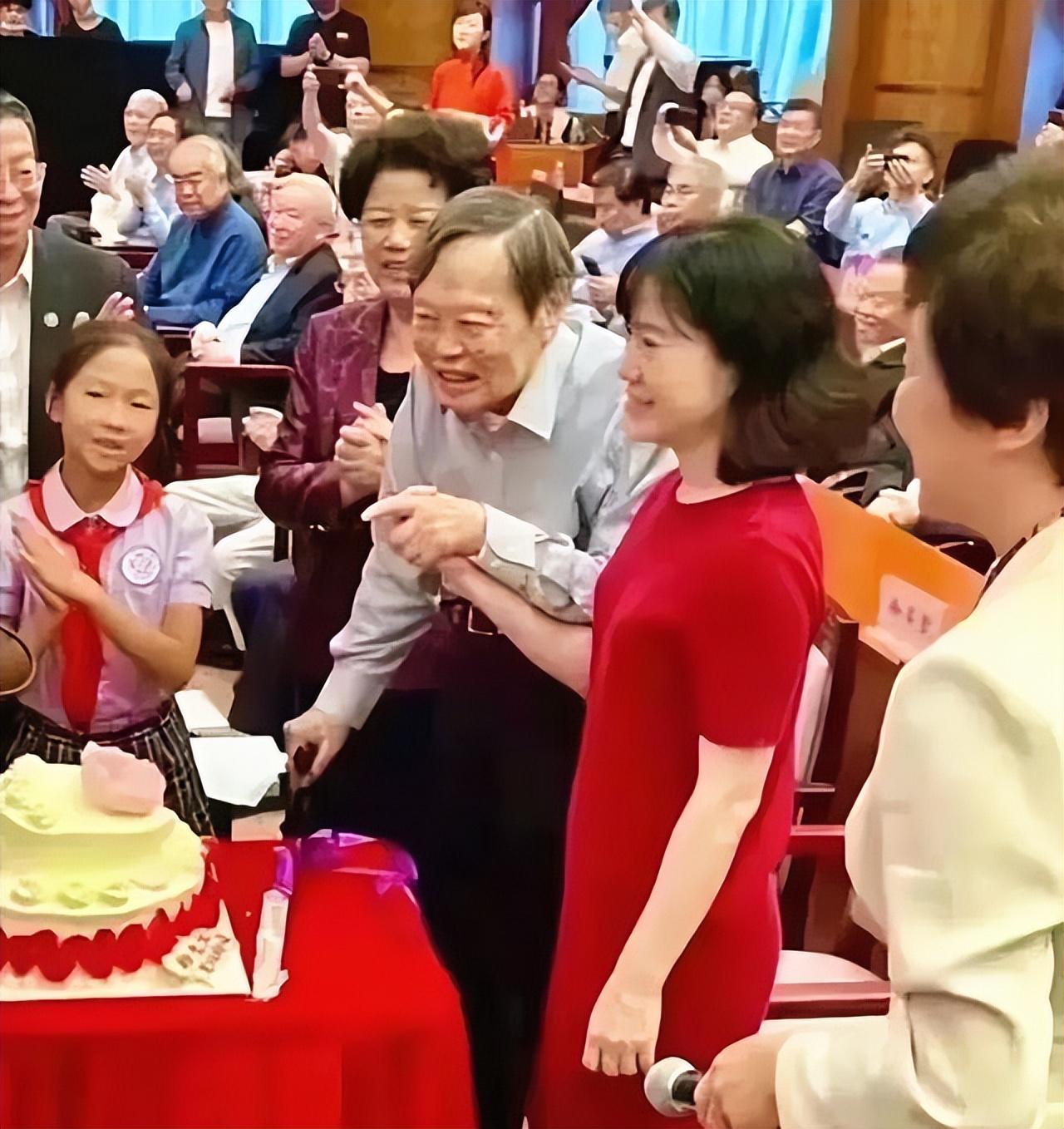 100岁的杨振宁好幸福小54岁翁帆一直陪伴简朴服装深情爱