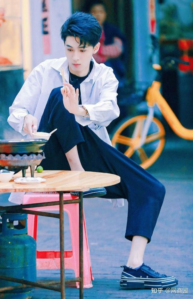 秦霄贤与张云雷被称作为德云社双帅新奇的相声招式让人着迷