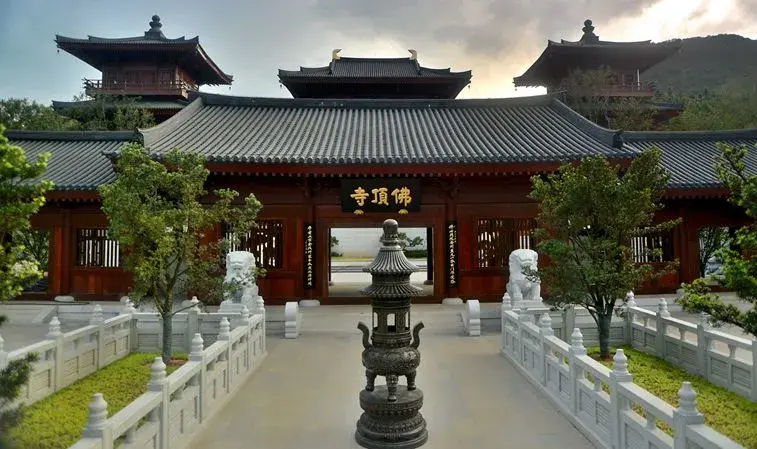 佛顶寺:弘觉寺:弘觉寺色调偏黄,质朴粗粝,饱经风霜;而佛顶寺则大面积