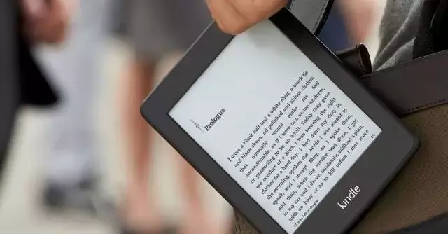 而且kindle电子阅读器所使用的电子墨水屏显示效果非常接近纸,看久了