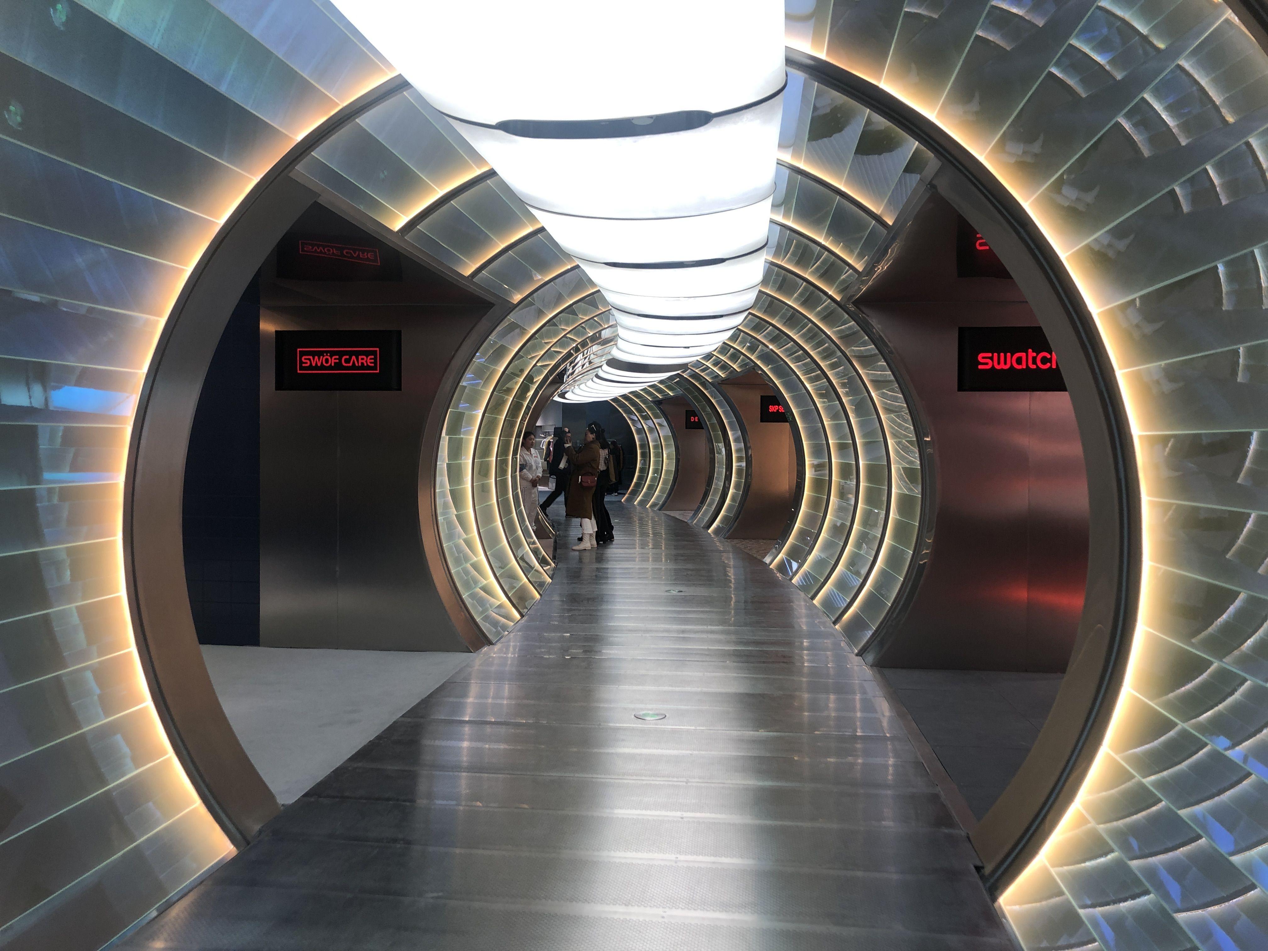 在skp-s三楼时空隧道般的走廊中穿梭,国产运动品牌的门店几乎没有在