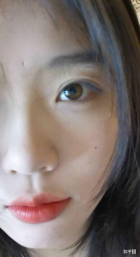 为什么有的中国人的眼珠是黄棕色的