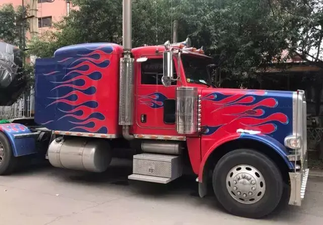 "擎天柱"现身宁波街头 外观设计完美还原变形金刚