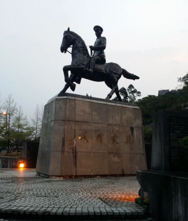 （台湾政治为展学个蒋学正军旅雕像）
