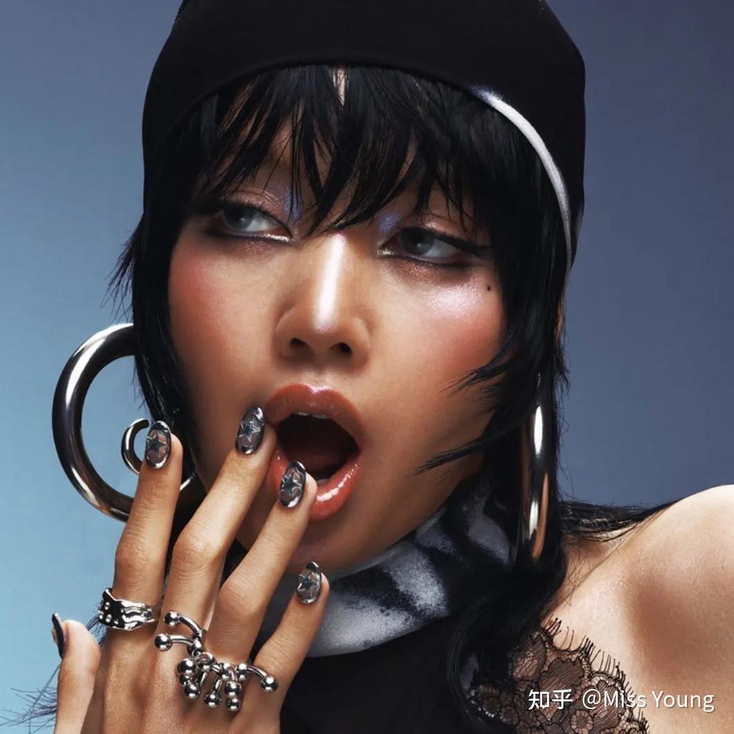 凭借邪典美人相成功覆盖之前的媚俗?时代红利算是被Lisa玩明白了 - 知乎