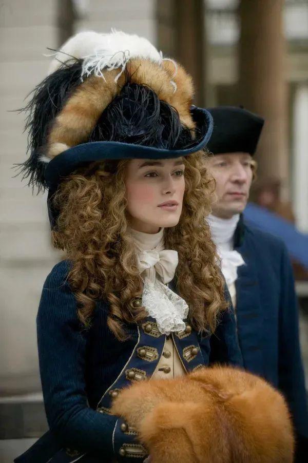 帽子也体现了18世纪的欧洲宫廷流行审美,宽帽檐装饰花卉,羽毛等营造