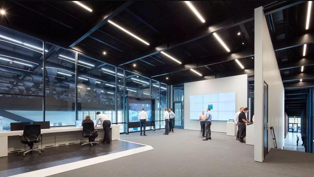 智能工厂拥有专门的"控制室"——具有大型显示屏的控制中心——可