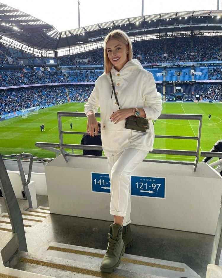 【社交秀】乔治娜杂志封面唯美大片 卡卡与妻子水乐园游玩