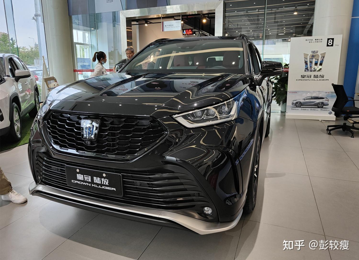 8月27日,一汽丰田皇冠陆放正式上市,新车共提供了6款车型,其售价为27.