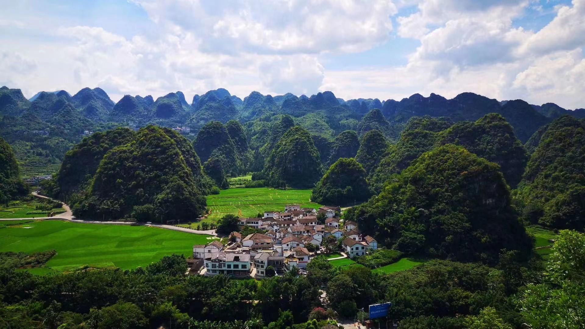 从贵阳自驾前往万峰林,沿途的风景也不错,经历了大约4个小时到达了