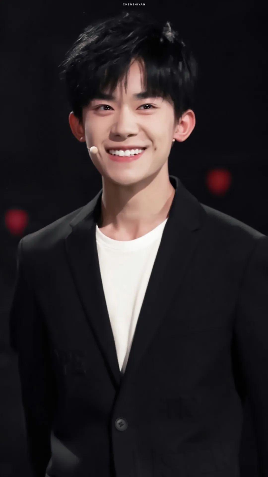 求易烊千玺笑得很开心的图片