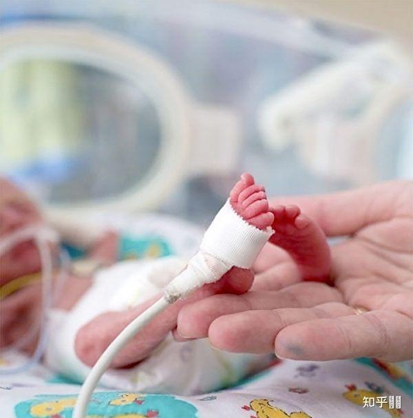 30周早产儿保温箱要住多久