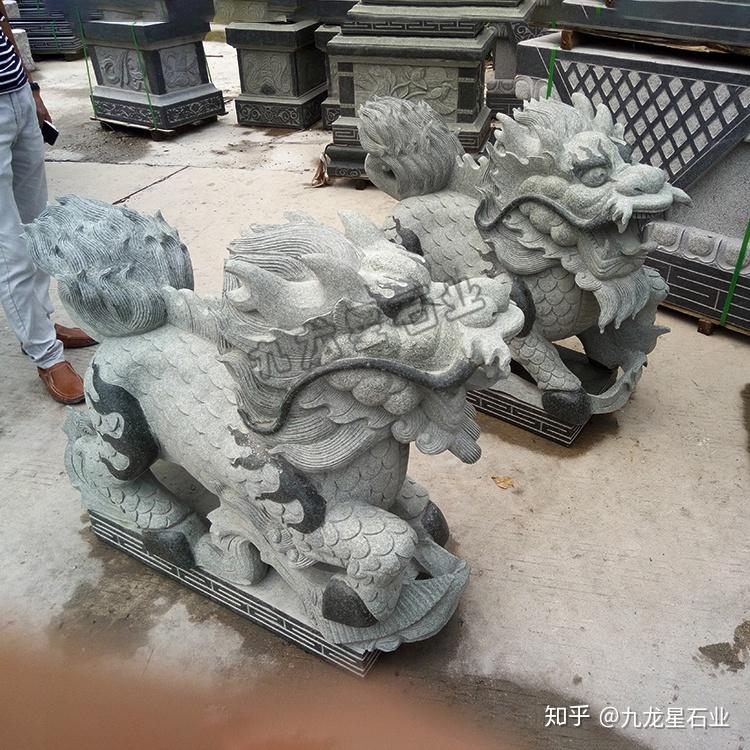 对于住宅来说一般一米高左右的石雕麒麟就可以有很好的镇宅效果,如果