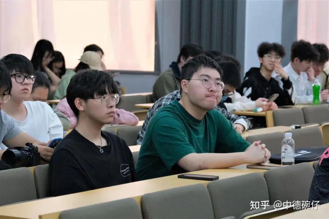 许天伦老师为全体20级的同学们讲解了今年赴德留学的学业安排以及详细