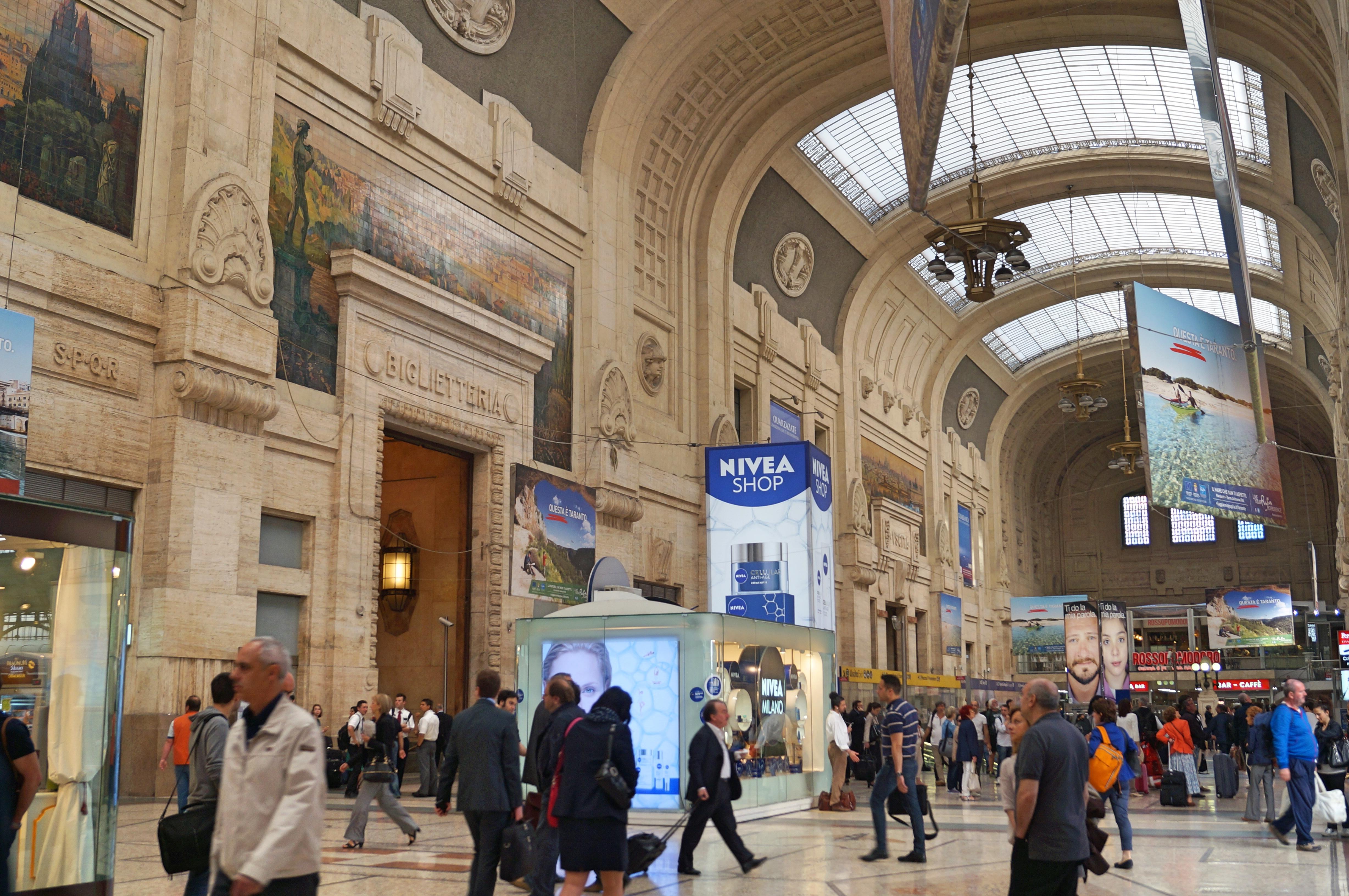 米兰中央火车站 stazione centrale di milano,作为一个火车站,宏伟得