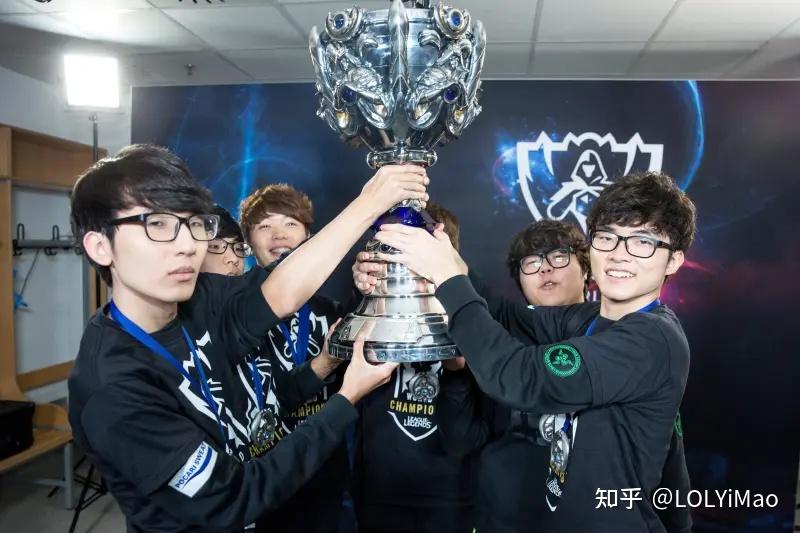 lolesports分享faker四次捧起世界赛奖杯照片伟大的十年