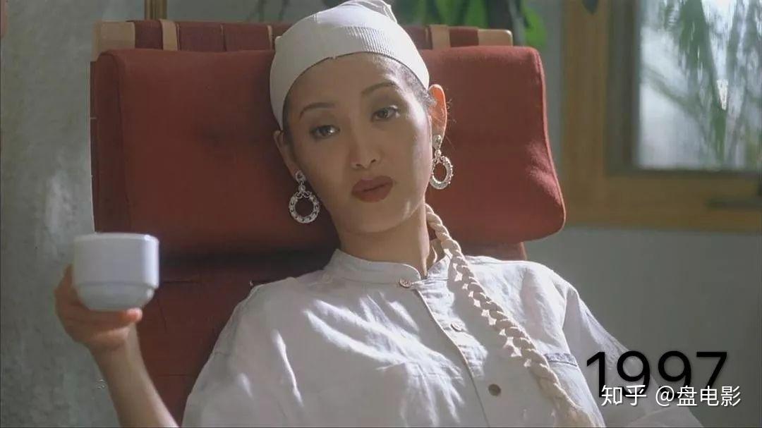 1997年,徐帆在《甲方乙方》中饰演骄纵的女明星,这一套包头造型,不