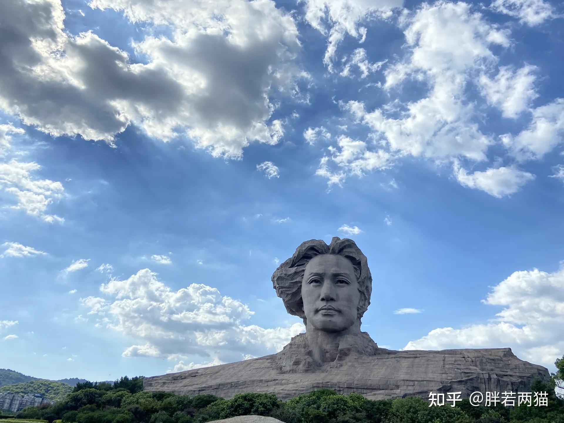 橘子洲风景区位于长沙市区对面的湘江江心,它由南至北,绵延数十里