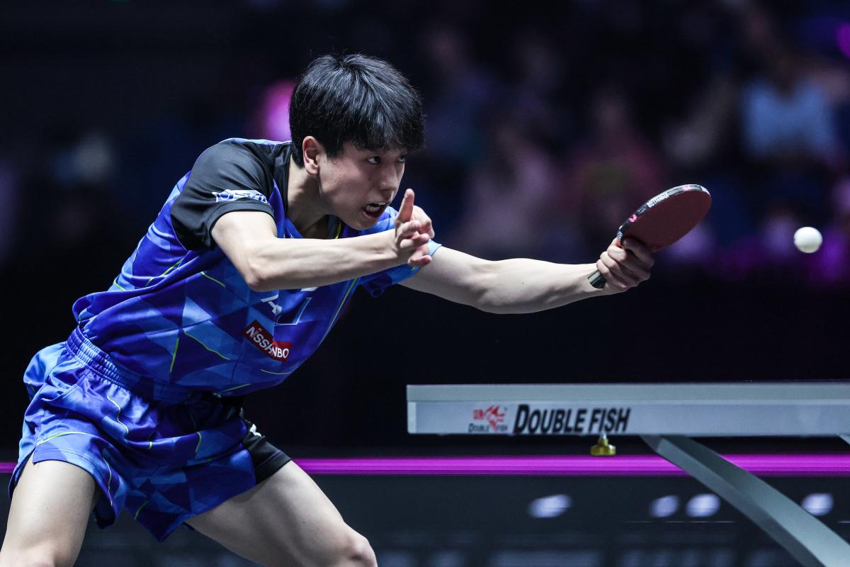 张本智和发正手长球偷袭,篠塚大登发球失误10比12输掉关键分.