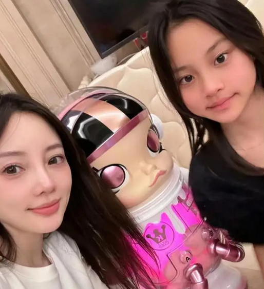 李小璐让女儿模仿郑爽